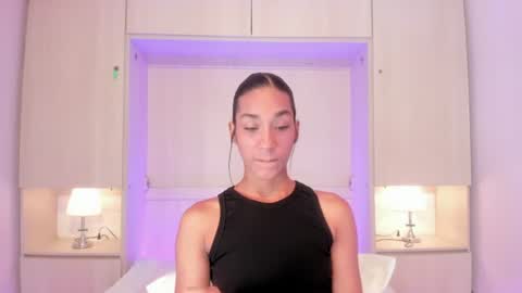 anaacollins_ online show from July 26, 12:35 pm