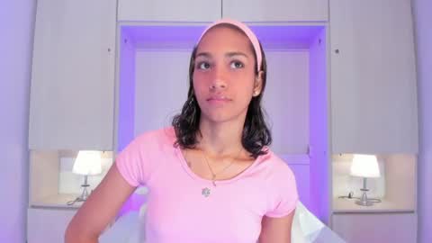 anaacollins_ online show from July 5, 11:27 am