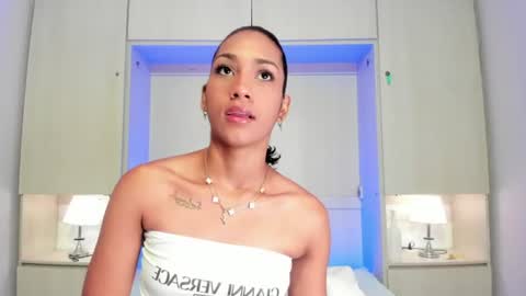 anaacollins_ online show from June 26, 11:55 am