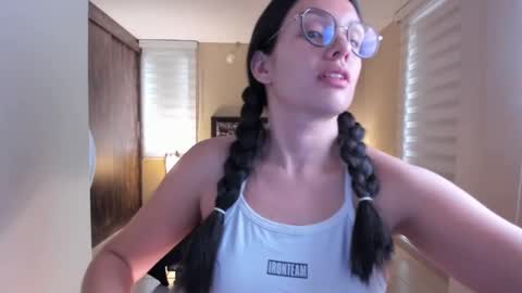 Snapshot of anabel_25 chatting on January 1, 12:44 pm Anabel online show from January 1, 12:44 pm