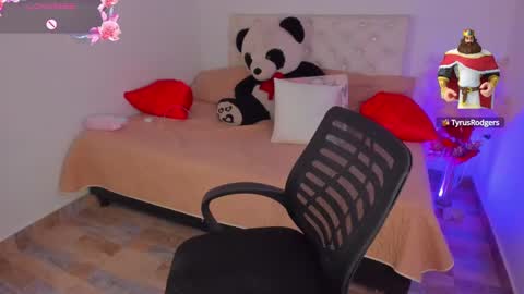 Snapshot of ananya_kay01 chatting on February 5, 1:15 am A N A my connection hours are from 600 pm to 12 pm Colombian time online show from February 5, 1:15 am