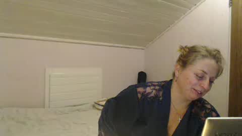 Snapshot of andorphina chatting on December 29, 8:37 pm Andorphin online show from December 29, 8:37 pm