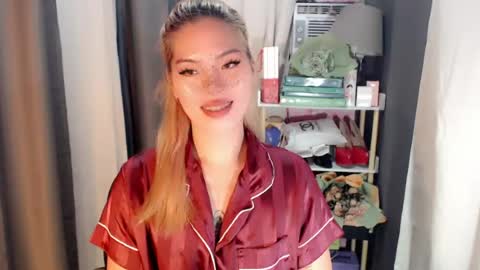andrea06121998 online show from August 3, 9:04 am