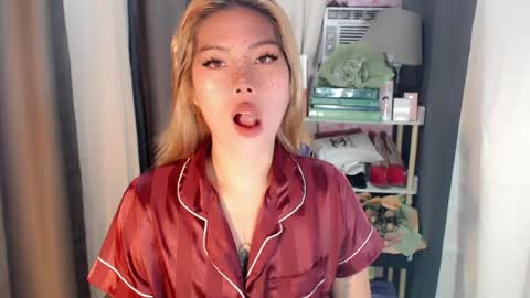andrea06121998 online show from August 3, 5:22 am