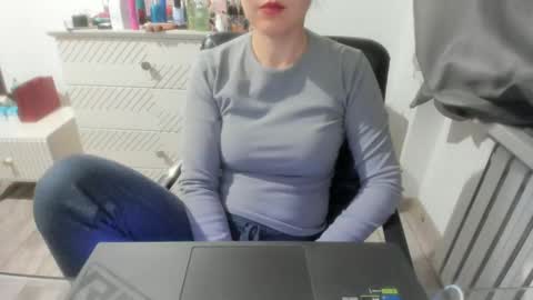 angel_lee__ online show from February 10, 4:14 pm