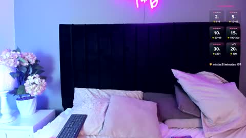 Snapshot of angeliique_ chatting on October 21, 7:40 pm Angelique online show from October 21, 7:40 pm