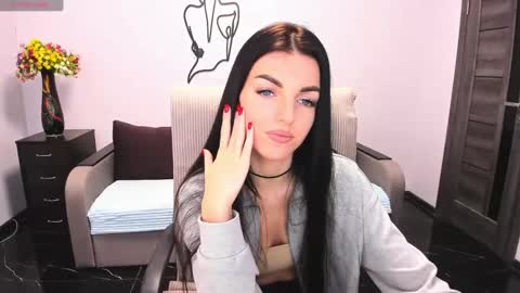 Snapshot of angelina_clark chatting on December 13, 5:43 pm Angelina online show from December 13, 5:43 pm