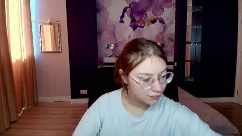 Snapshot of angelinalow chatting on October 21, 11:25 am AngelinaLow online show from October 21, 11:25 am