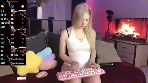 Snapshot of angelkissmee chatting on February 15, 3:17 pm angelkissmee online show from February 15, 3:17 pm