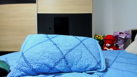 KrystyYo online show from March 3, 7:25 am