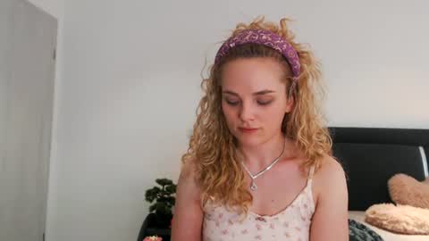 annaevv online show from June 24, 7:18 am