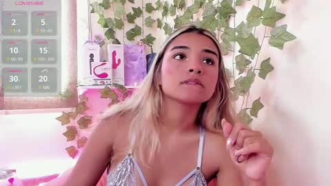 Snapshot of annebull_ chatting on January 17, 5:19 pm Anne online show from January 17, 5:19 pm