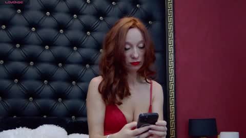 Snapshot of annehove chatting on December 16, 5:59 am Anne online show from December 16, 5:59 am