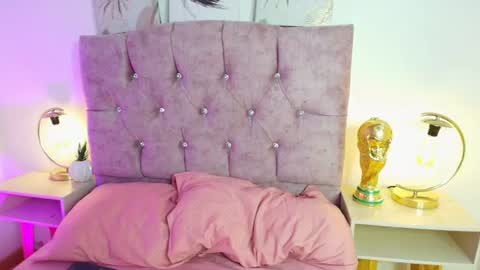 Annie Bonnie   online show from July 19, 12:40 pm