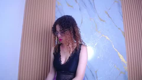 annie_chers online show from December 4, 4:37 am