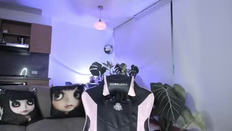 annie  online show from November 30, 10:25 pm