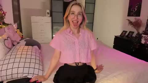 Annie online show from July 1, 6:07 pm