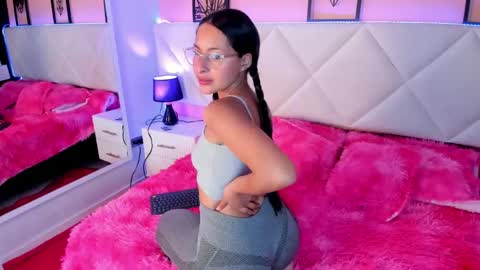 Snapshot of annie_lought chatting on February 13, 12:11 pm online show from February 13, 12:11 pm