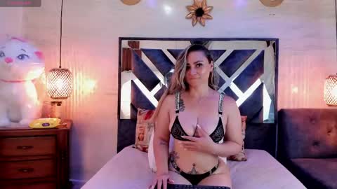 annie_vega17 online show from May 2, 1:14 pm