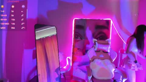 annieee_smith online show from June 29, 5:25 am