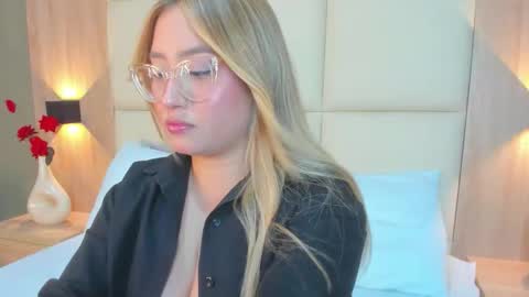 A N T O N E L L A  online show from March 4, 1:28 pm