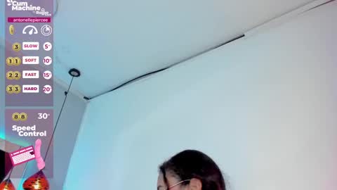Snapshot of antonellepiercee chatting on January 18, 9:34 pm A N T O N E L L E online show from January 18, 9:34 pm