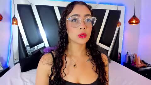 Snapshot of antonellepiercee chatting on February 20, 10:48 am A N T O N E L L E online show from February 20, 10:48 am