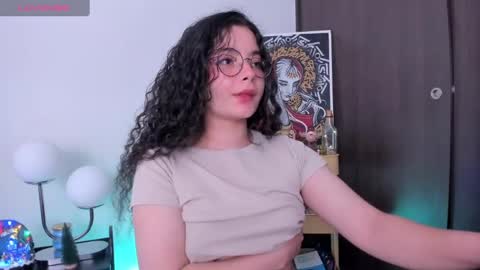 Snapshot of antoniart_ chatting on December 9, 2:02 am Antonia online show from December 9, 2:02 am