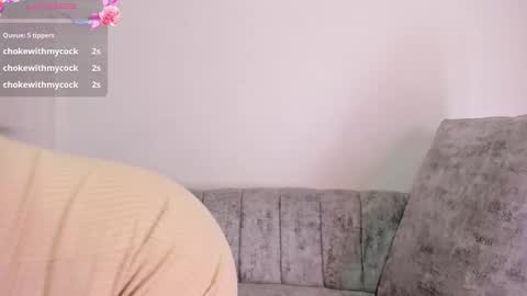 Snapshot of apriladamson_ chatting on February 13, 3:14 pm April online show from February 13, 3:14 pm