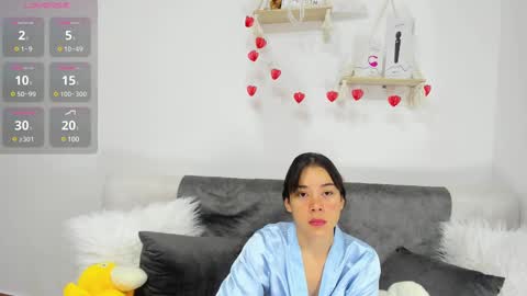 Snapshot of aprildubois_ chatting on March 11, 12:39 pm April online show from March 11, 12:39 pm
