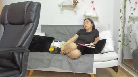 Snapshot of aprildubois_ chatting on October 2, 10:48 pm April online show from October 2, 10:48 pm