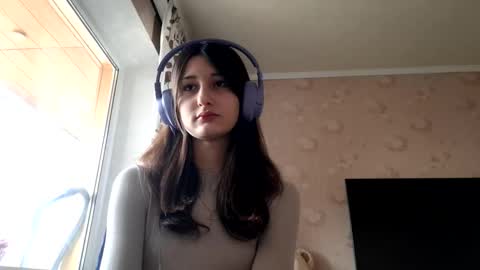 Mia online show from December 3, 11:01 am