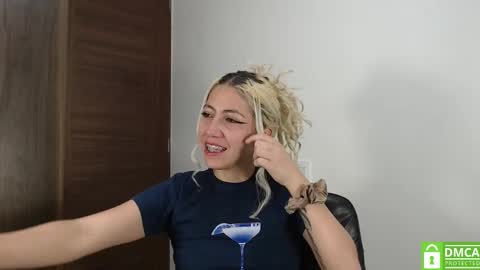 Ari Bunnie  online show from March 7, 6:20 am