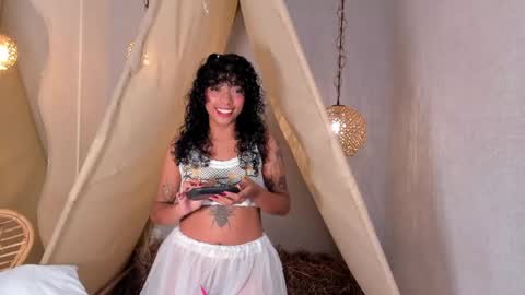Snapshot of ariella_ruiz chatting on February 1, 1:20 pm A R I online show from February 1, 1:20 pm
