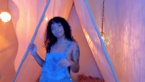 Snapshot of ariella_ruiz chatting on December 14, 12:33 pm A R I online show from December 14, 12:33 pm