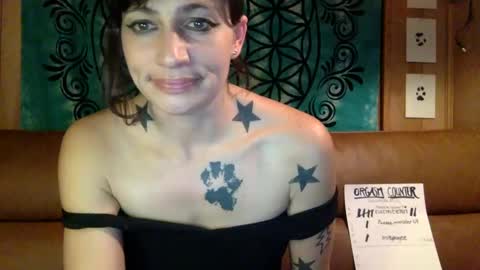 Snapshot of arielwyld chatting on December 30, 1:15 am ariel colin when hes here online show from December 30, 1:15 am