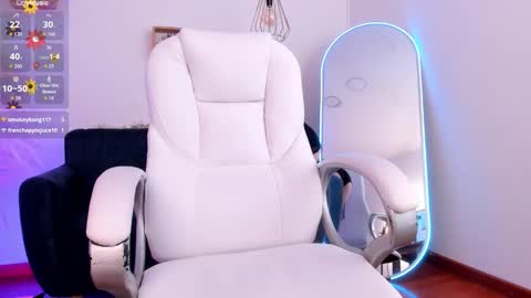 Ari  online show from October 25, 9:32 pm