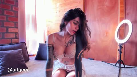 Linda  independent model artgeea online show from December 12, 8:43 pm