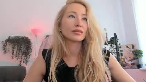 astramonroe online show from April 30, 7:35 am