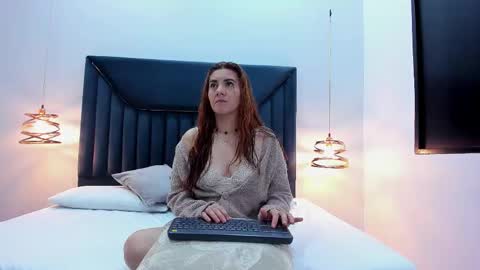 Snapshot of auraevens chatting on October 9, 12:31 pm Aura Evans online show from October 9, 12:31 pm