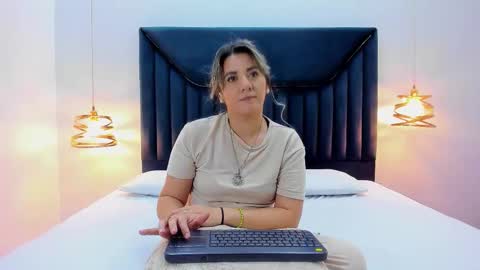 Snapshot of auraevens chatting on September 24, 12:15 pm Aura Evans online show from September 24, 12:15 pm