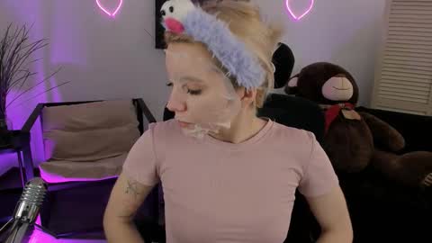 aurorawrenfield online show from March 9, 4:26 am