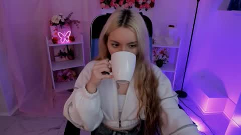 Snapshot of aurorawrenfield chatting on September 19, 10:47 am aurorawrenfield online show from September 19, 10:47 am