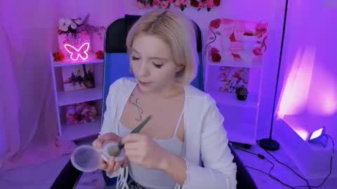 Snapshot of aurorawrenfield chatting on October 30, 10:27 am aurorawrenfield online show from October 30, 10:27 am