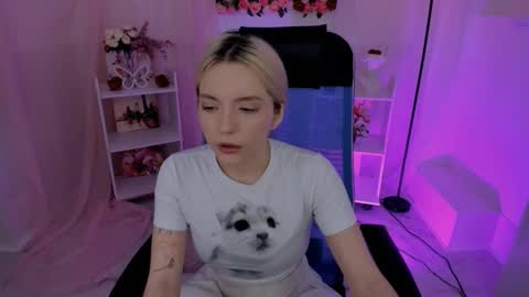 Snapshot of aurorawrenfield chatting on October 1, 5:23 am aurorawrenfield online show from October 1, 5:23 am