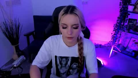 Snapshot of aurorawrenfield chatting on October 9, 10:19 am aurorawrenfield online show from October 9, 10:19 am