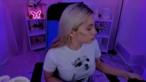 Snapshot of aurorawrenfield chatting on September 15, 4:47 pm aurorawrenfield online show from September 15, 4:47 pm