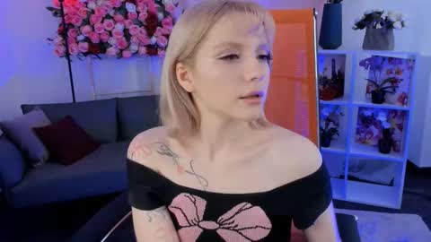 aurorawrenfield online show from February 18, 8:02 am