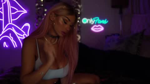 AvalonnFoxx online show from December 14, 8:56 am