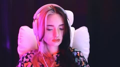 Avriel online show from February 6, 2:22 am